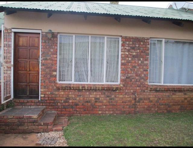 2 BEDROOM TOWNHOUSE FOR SALE IN UITSIG